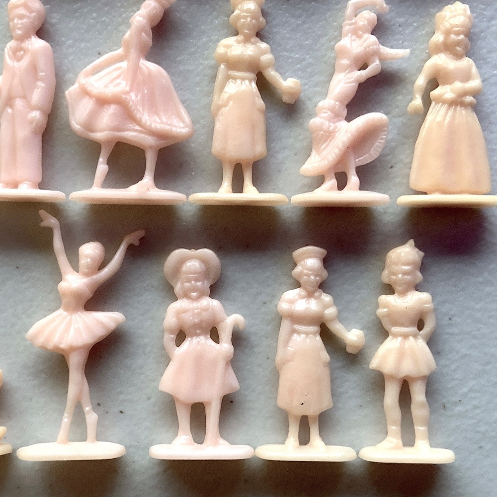Tiny Dancers / Old Pink Plastic Figures / Eclectic wackystuff - Picture 4 of 5
